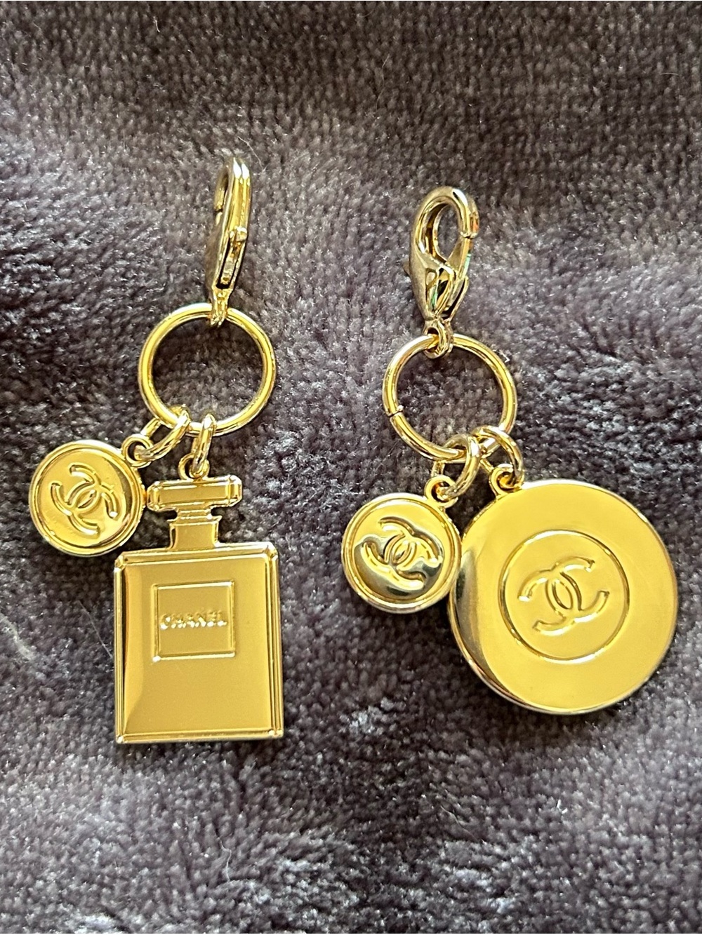 Chanel Beauty 2022 Holiday Novelty Gift Gold-Tone Pendant Charm Set 2 Pcs OS New - Picture 2 of 13
